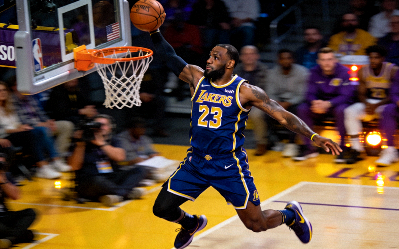 篮球球星勒布朗·詹姆斯生涯专题配图 - 詹姆斯比赛扣篮瞬间